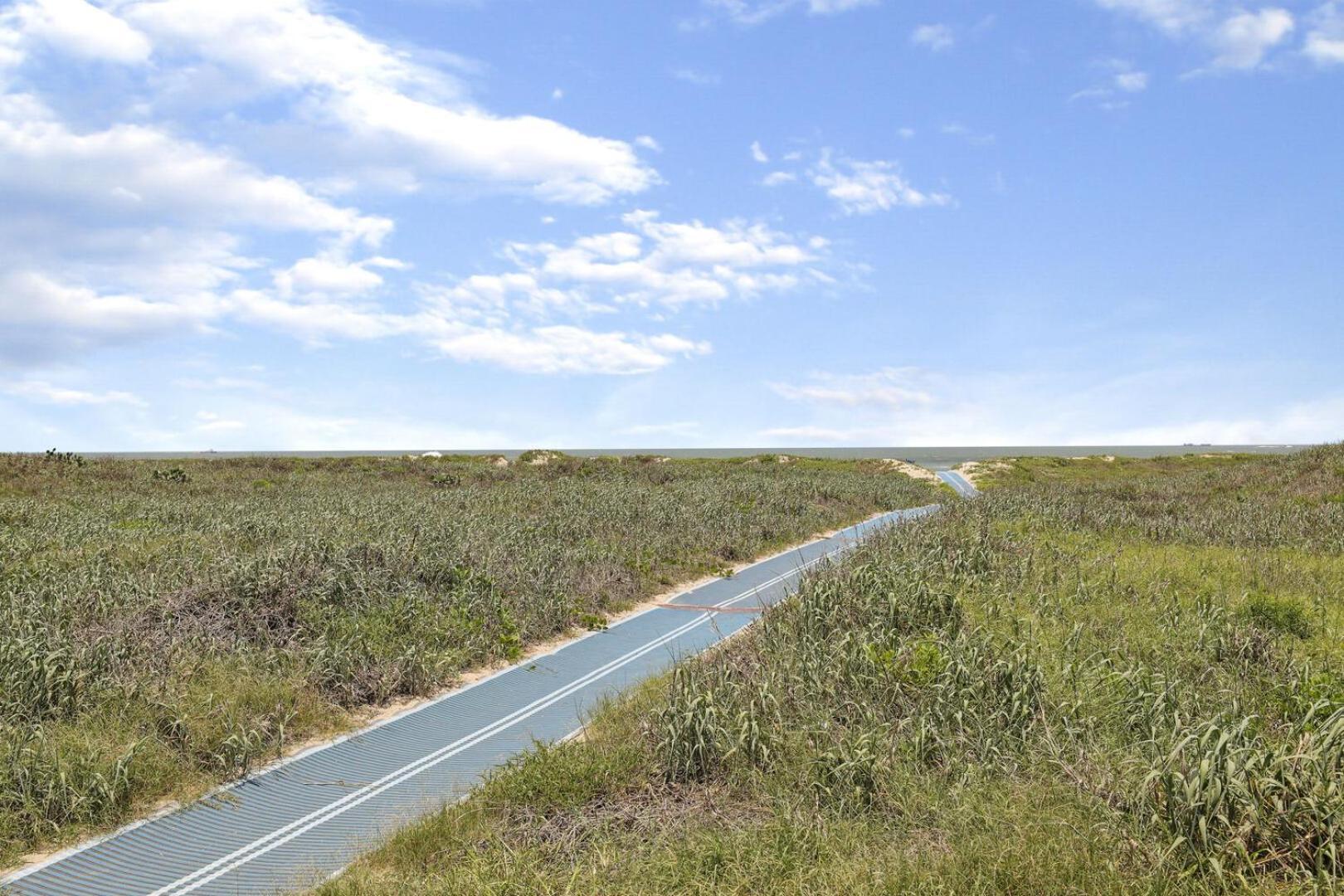 Ground Floor Beachfront Beauty! Steps To The Beach And Pool South Padre Island Bilik gambar