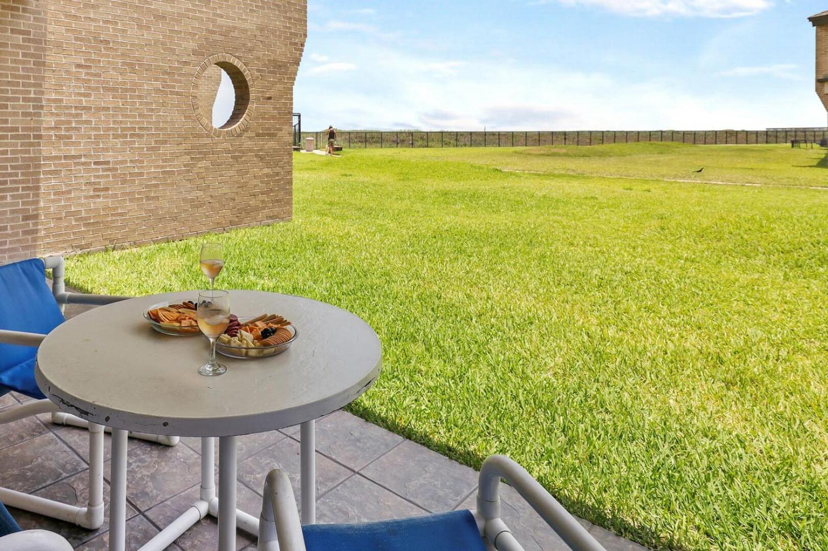 Ground Floor Beachfront Beauty! Steps To The Beach And Pool South Padre Island Bilik gambar